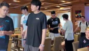 生日当天首秀！山东男篮将帅为陈林坚庆祝32岁生日